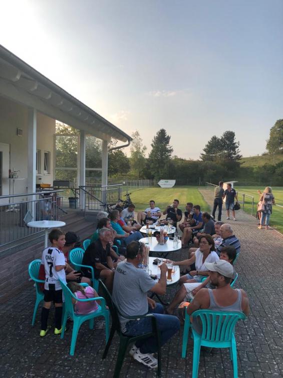 FEIERABENDSTAMMTISCH | TRADITION WIEDERBELEBEN FEIERABENDSTAMMTISCH | TRADITION WIEDERBELEBEN
